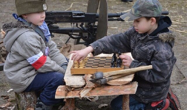 Stalowa Wola: Rozbili obóz partyzancki w Parku i pobiegli Wilczym tropem