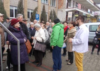 Tarnobrzeg. Mieszkańcy poddają się badaniu gęstości kości.