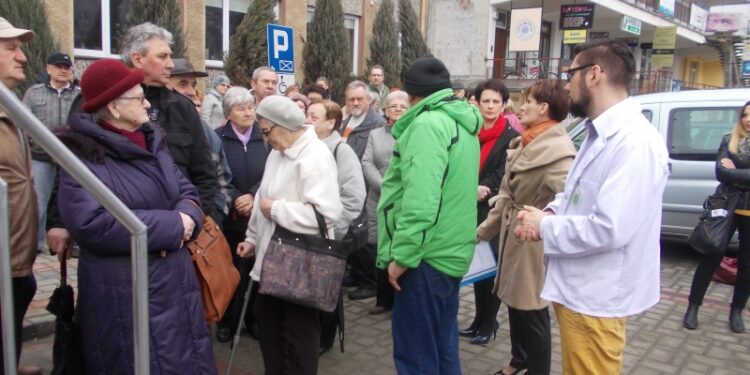 Tarnobrzeg. Mieszkańcy poddają się badaniu gęstości kości.