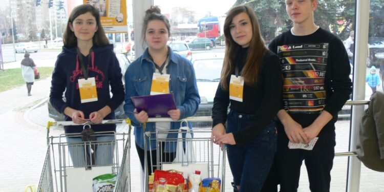 Tarnobrzeg. Trwa Wielkanocna Zbiórka Żywności.