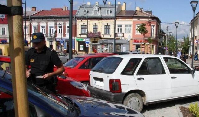 Mielec: Problem zapełnionych parkingów na Rynku