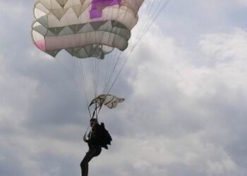 Mielec: Spadochron dla Aeroklubu