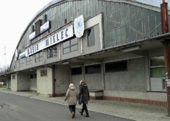 Mielec: Hala nachyla się w stronę basenu