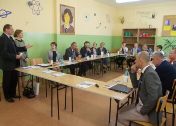 Nowa Dęba. Promują kierunek technik technologii szkła. Są porozumienia o współpracy.