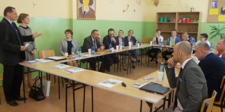 Nowa Dęba. Promują kierunek technik technologii szkła. Są porozumienia o współpracy.