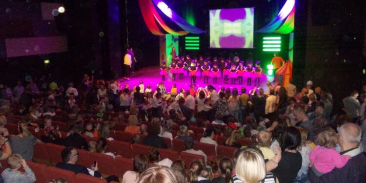 Nowa Dęba. Roztańczone przedszkolaki.