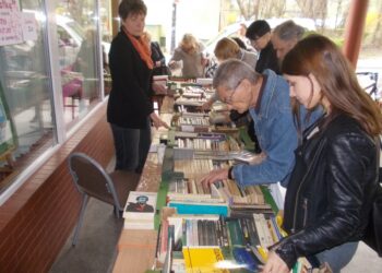 Tarnobrzeg. Kiermasz Książka za cegiełkę cieszy się coraz większym powodzeniem.