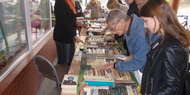 Tarnobrzeg. Kiermasz Książka za cegiełkę cieszy się coraz większym powodzeniem.