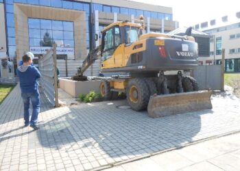 Stalowa Wola: Oczko wodne zamiast klombu przed biblioteką