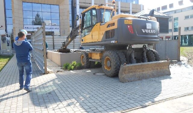 Stalowa Wola: Oczko wodne zamiast klombu przed biblioteką