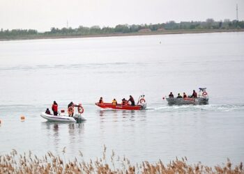 Tarnobrzeg: Manewry motorowodne na Jeziorze Tarnobrzeskim