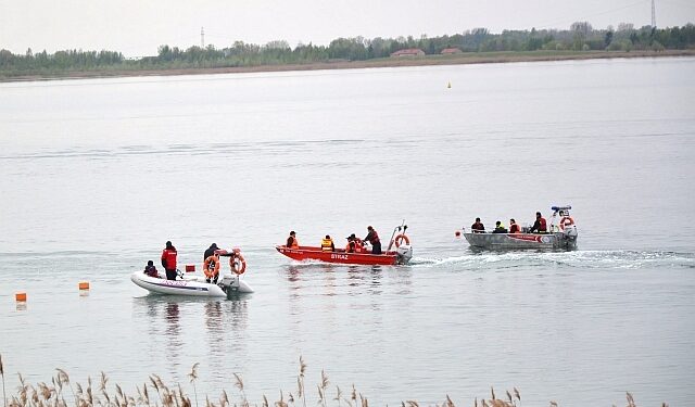 Tarnobrzeg: Manewry motorowodne na Jeziorze Tarnobrzeskim