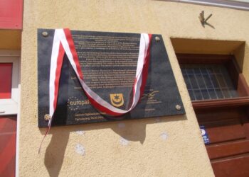 Tarnobrzeg. Odsłonięto tablicę pamiątkową poświęconą związanemu z miastem malarzowi Marianowi Ruzamskiemu.