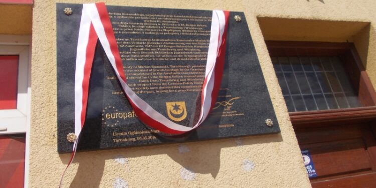 Tarnobrzeg. Odsłonięto tablicę pamiątkową poświęconą związanemu z miastem malarzowi Marianowi Ruzamskiemu.