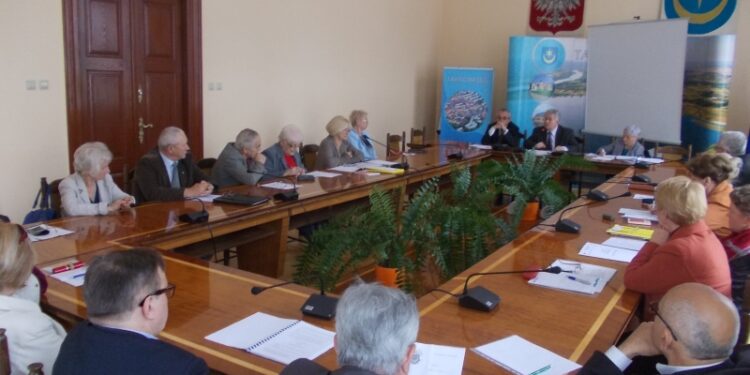 Tarnobrzeg. Sesja Rady Seniorów.