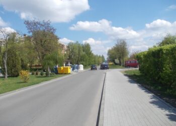 Tarnobrzeg. Znak zakazu postoju.