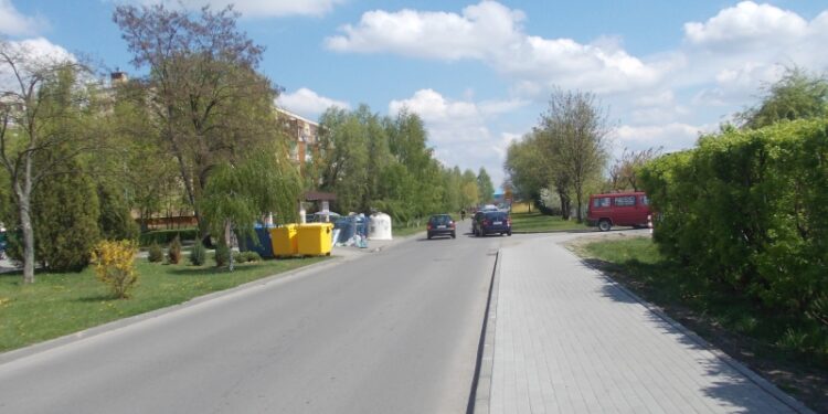 Tarnobrzeg. Znak zakazu postoju.