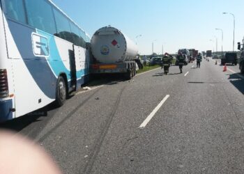 Dąbry: Zderzenie autobusu i cysterny