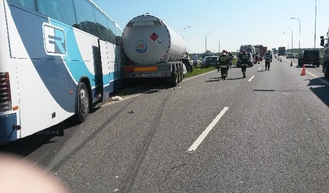 Dąbry: Zderzenie autobusu i cysterny