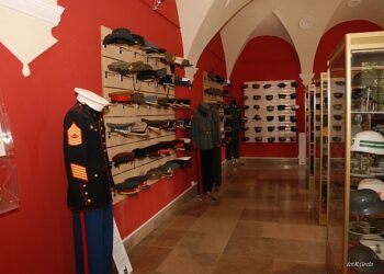 Baranów Sandomierski: Hełmy, czapki i mundury na wystawie w zamku