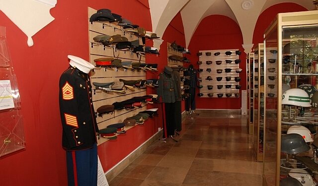 Baranów Sandomierski: Hełmy, czapki i mundury na wystawie w zamku