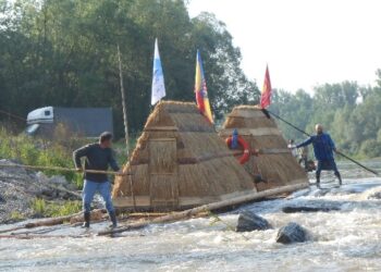 Ulanów: Tratwa pokonała próg i płynie do Gdańska