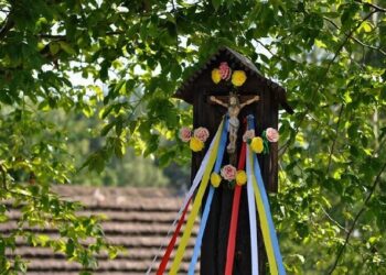 Kolbuszowa: Nabożeństwo majowe w skansenie