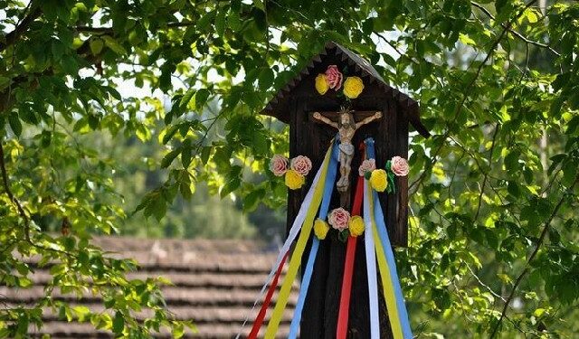 Kolbuszowa: Nabożeństwo majowe w skansenie