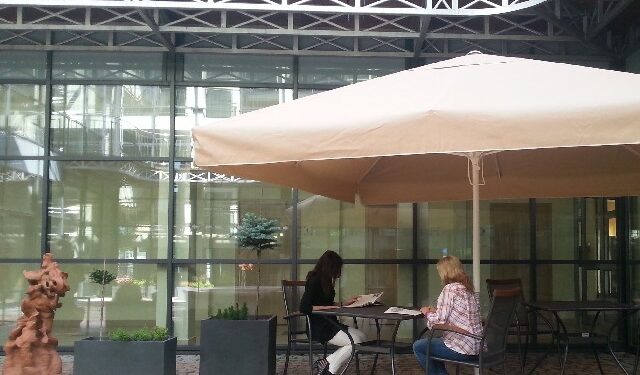 Stalowa Wola: Wystartowała letnia czytelnia 'Pod parasolem