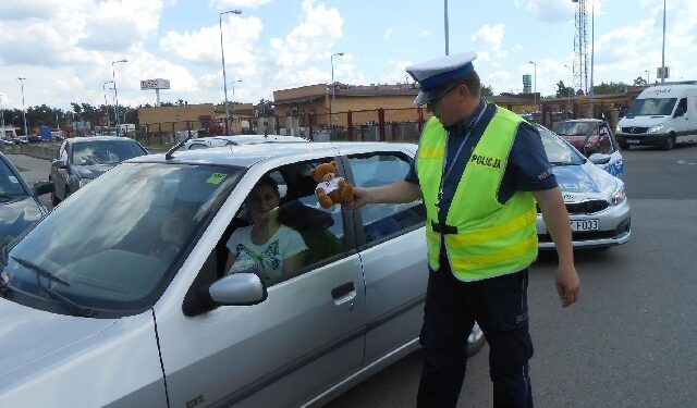 Stalowa Wola: Mobilny patrol sprawdzał bezpieczeństwo przewożenia dzieci.