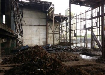 Tarnobrzeg. Zawalił się dach  w budynku poprzemysłowym.