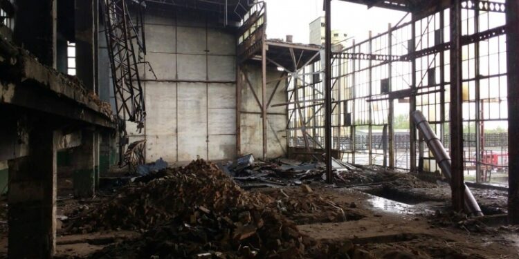 Tarnobrzeg. Zawalił się dach w budynku poprzemysłowym.