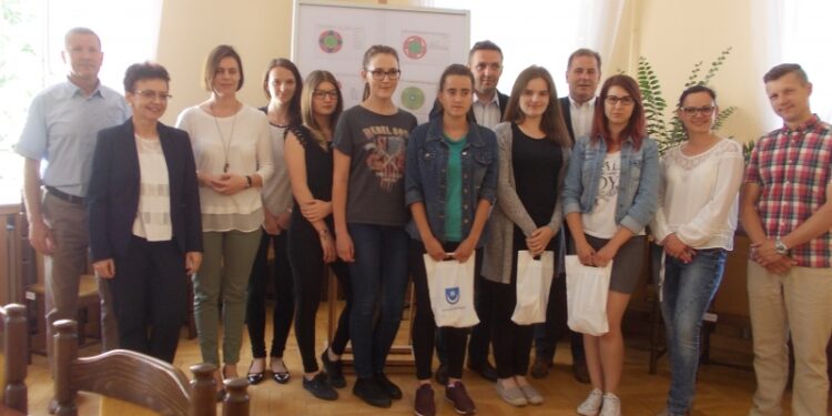 Tarnobrzeg. Uczennica ROLNIKA zaprojektowała ukwiecenie ronda.