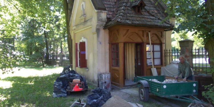 Tarnobrzeg. Kordegarda przy zamku odzyskuje świetność.