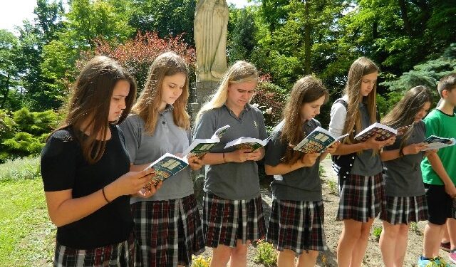 Sandomierz: Uczniowie 'Katolika' wzięli udział w biciu rekordu czytania w jednym momencie.