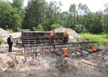 Mielec: Trwa odbudowa mostu przez rzekę Babulówkę