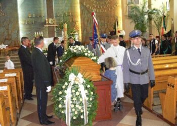 Tarnobrzeg. Tłumy wiernych uczestniczyły  w ostatnim pożegnaniu księdza, prałata Michała Józefczyka.