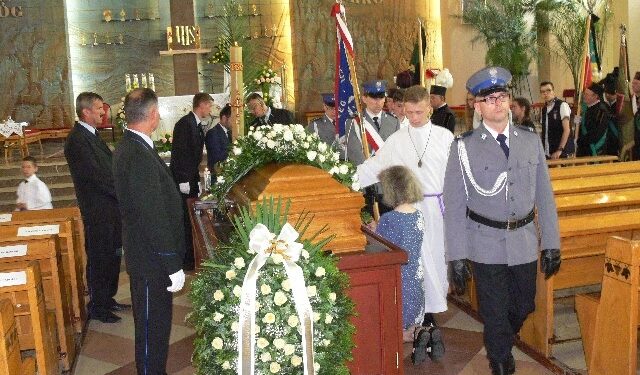 Tarnobrzeg. Tłumy wiernych uczestniczyły  w ostatnim pożegnaniu księdza, prałata Michała Józefczyka.