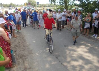 Tarnobrzeg. Piknik sportowy słuchaczy uniwersytetu trzeciego wieku.