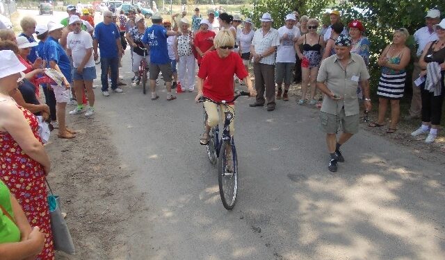 Tarnobrzeg. Piknik sportowy słuchaczy uniwersytetu trzeciego wieku.