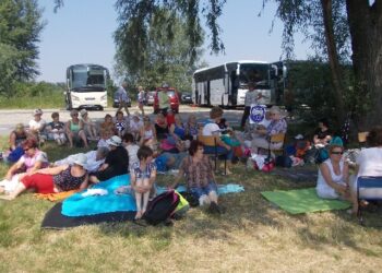 Tarnobrzeg. Seniorzy na pikniku.