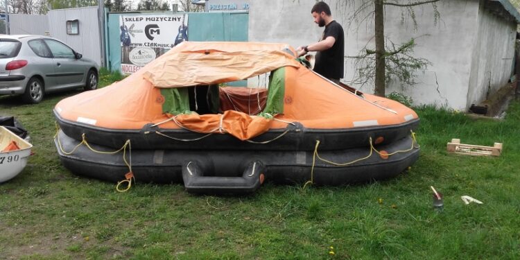 Tarnobrzeg. Spłyną Wisłą na tratwie do Gdańska.