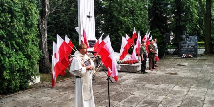 Tarnobrzeg: Uroczystości rocznicowe na cmentarzu.