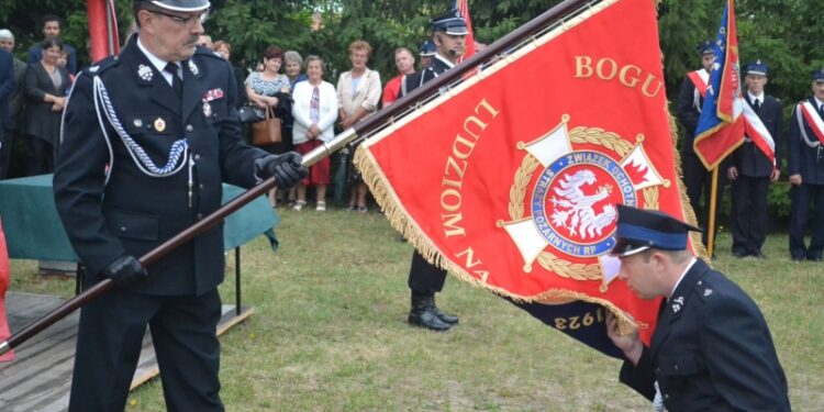 Groble: Ochotnicy po 93 latach doczekali się sztandaru
