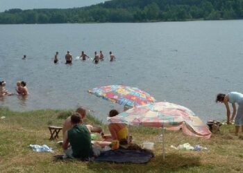 Gorzyce: W zalewie zakwitły sinice. Zakaz kąpieli.