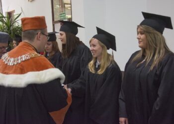 Stalowa Wola: KUL-owskie birety poszybowały w górę.