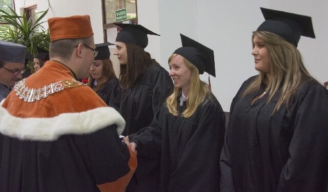 Stalowa Wola: KUL-owskie birety poszybowały w górę.