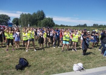 Tarnobrzeg. Francuzi nad Jeziorem Tarnobrzeskim. Integracja z polskimi wolontariuszami.