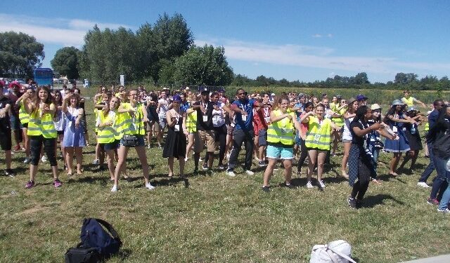 Tarnobrzeg. Francuzi nad Jeziorem Tarnobrzeskim. Integracja z polskimi wolontariuszami.