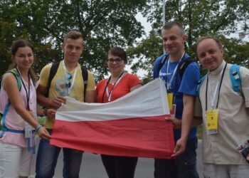 Kraków: Sandomierska młodzież niesie krzyż podczas nabożeństwa Drogi Krzyżowej.